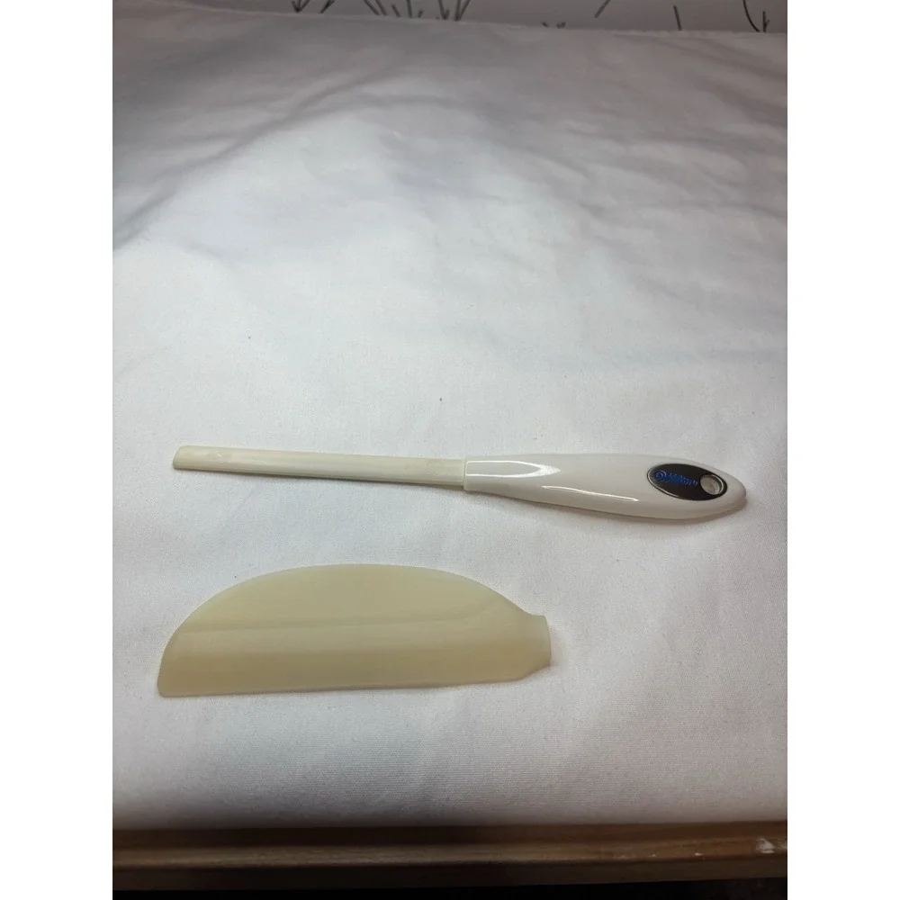 Wilton White Plastic Scraper with Removable Silicone Head